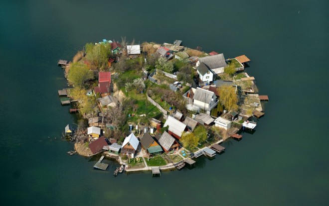 Egy csodaszép tó mesébe illő szigetekkel Budapesttől pár percnyire